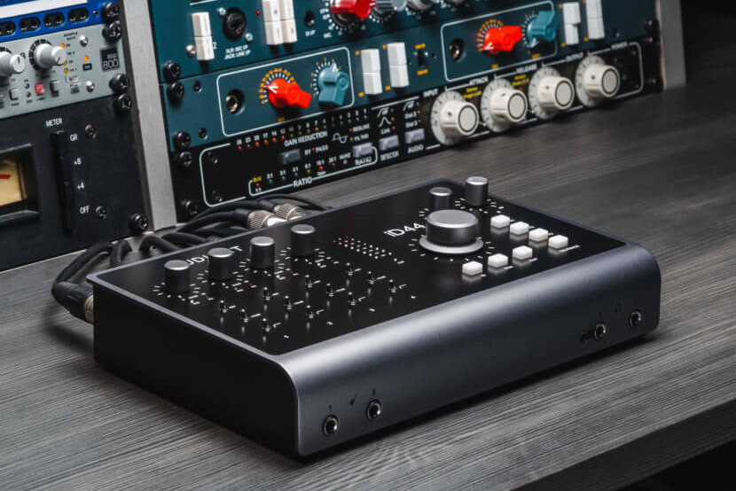 コンソール・スタイルのモニター・コントロール