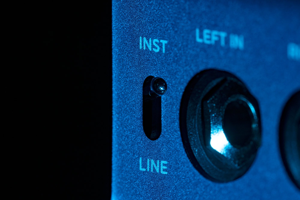 Instrument/Line入力レベルスイッチ