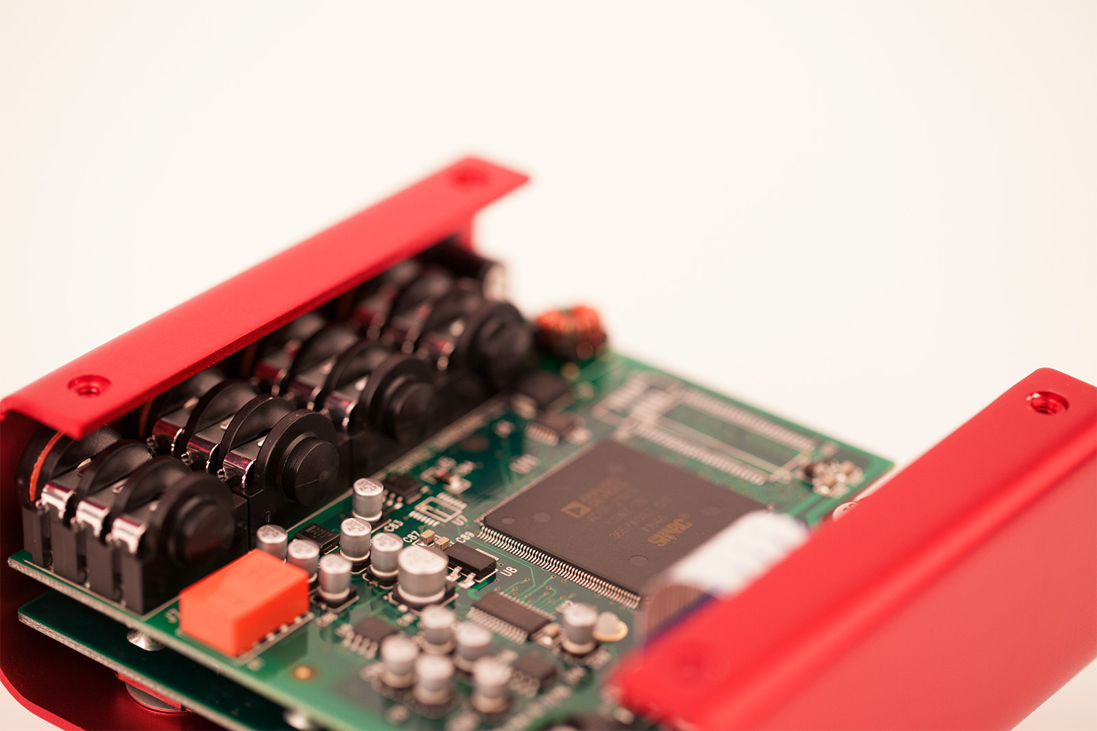 Digital or analog? 我々はそれら両方を選びました。